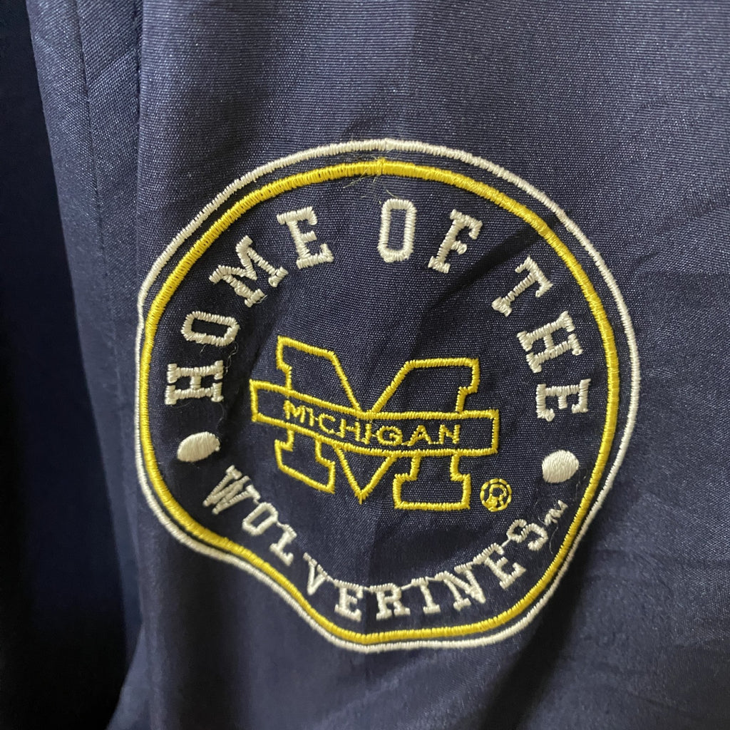 古着 used　ミシガン大学　長袖ナイロンプルオーバー　カレッジ刺繍　Vネック　ネイビー　レトロデザイン　2XLサイズ