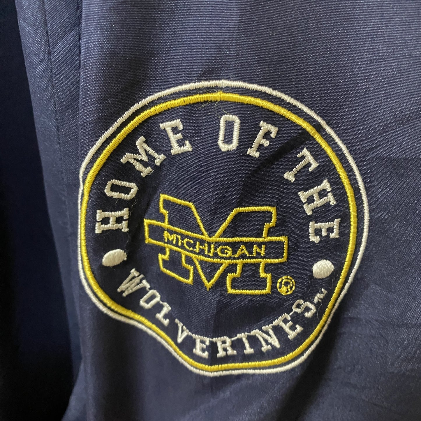 古着 used　ミシガン大学　長袖ナイロンプルオーバー　カレッジ刺繍　Vネック　ネイビー　レトロデザイン　2XLサイズ