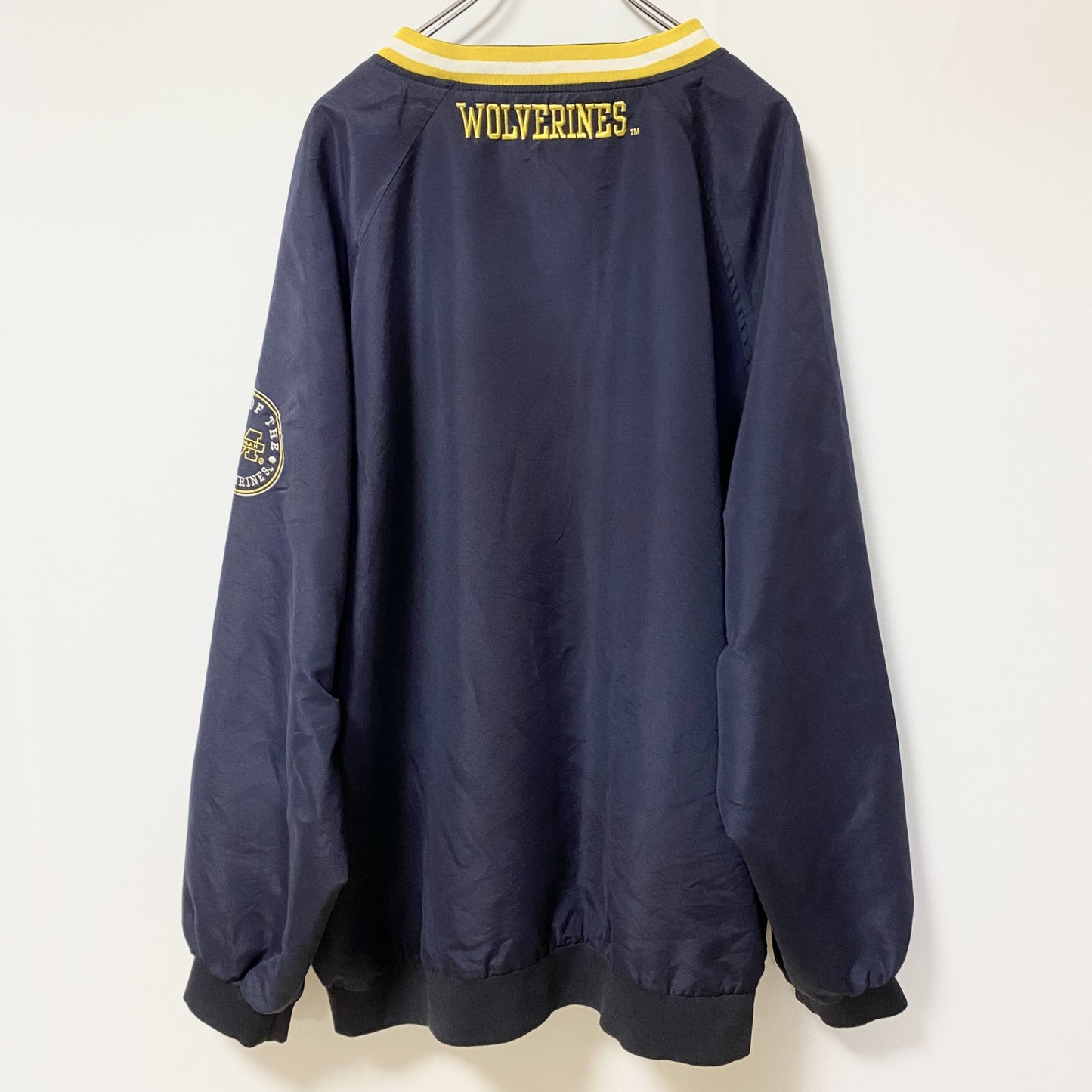 古着 used　ミシガン大学　長袖ナイロンプルオーバー　カレッジ刺繍　Vネック　ネイビー　レトロデザイン　2XLサイズ