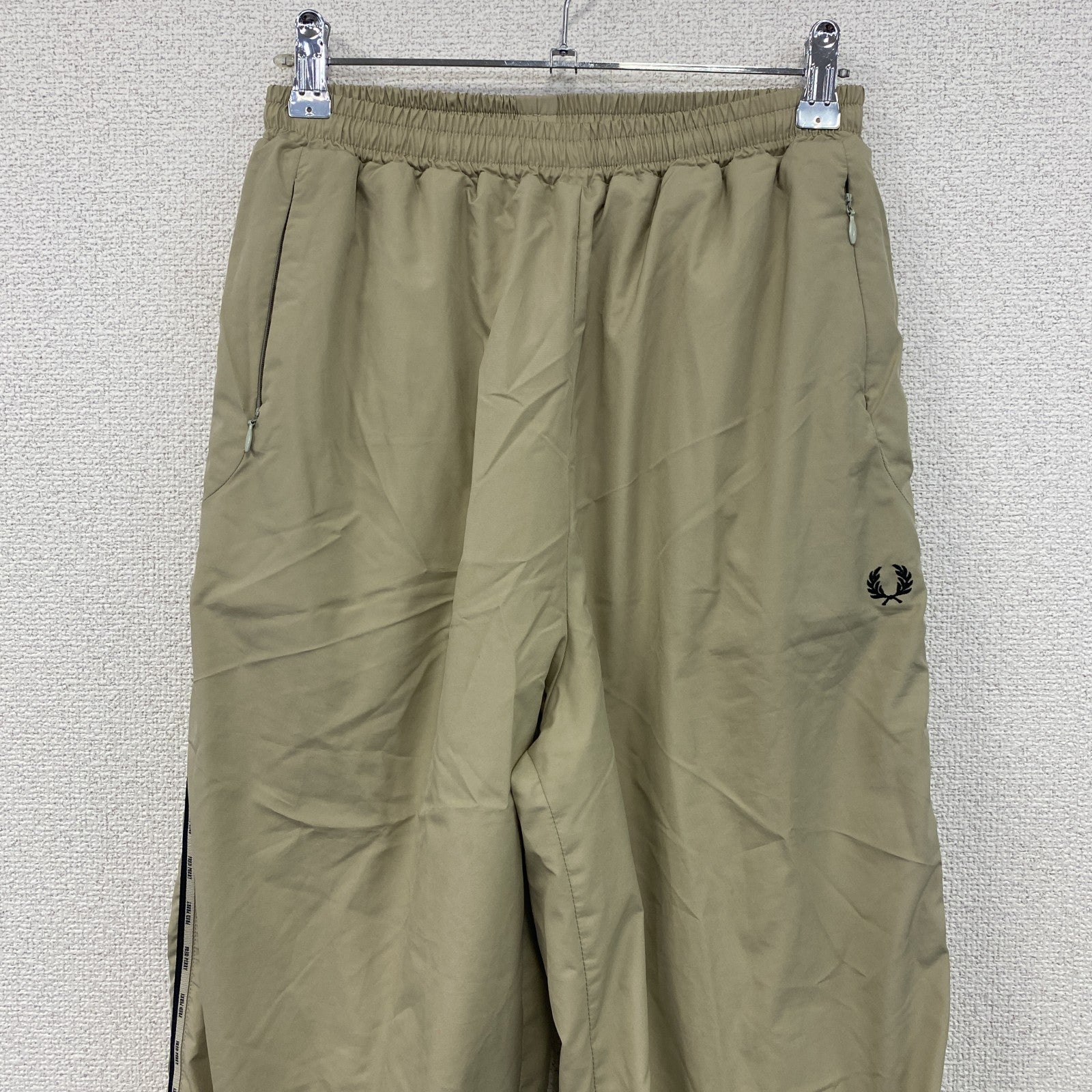 FRED PERRY　フレッドペリー　トラックパンツ　サイドライン　ベージュ　Lサイズ