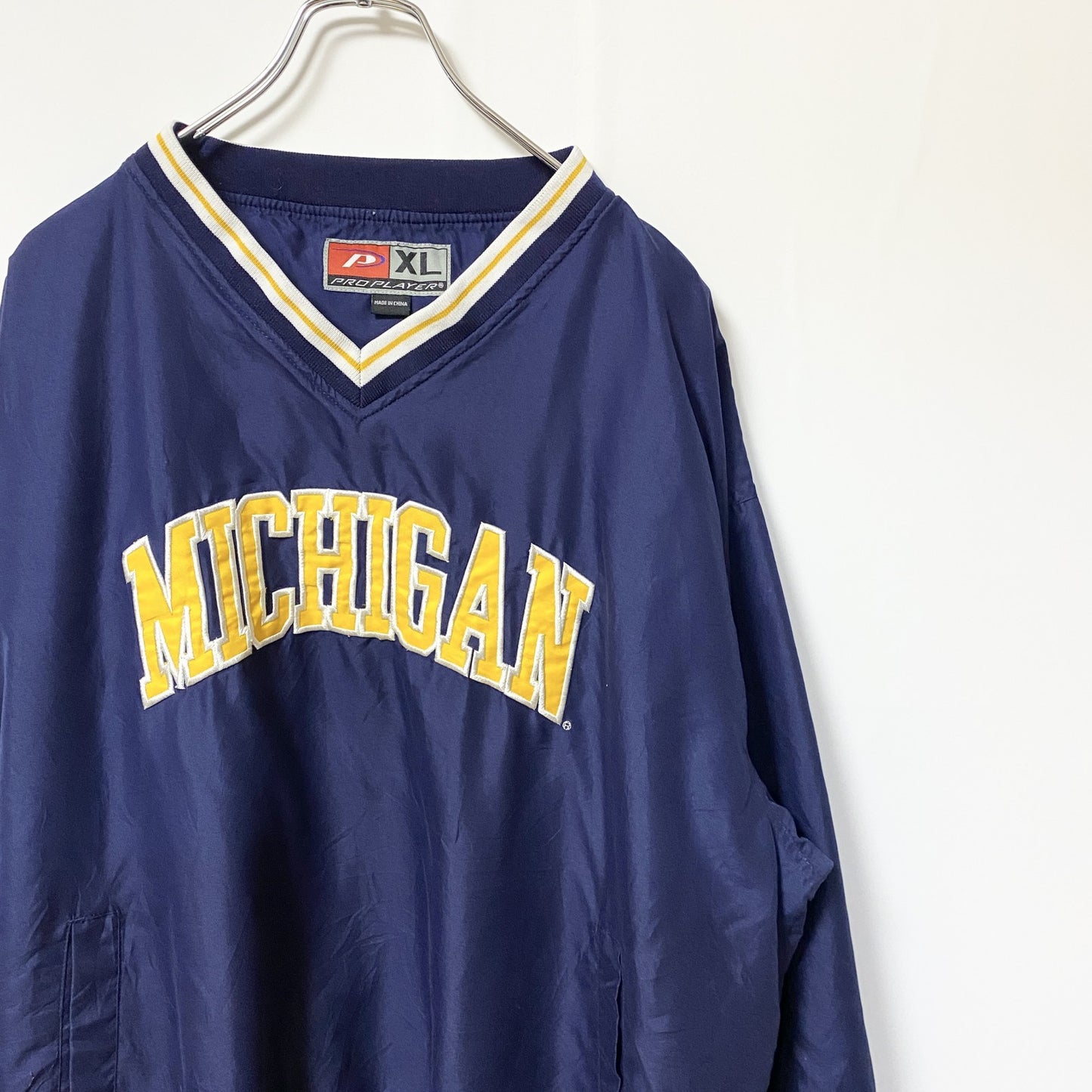 古着 used　PRO PLAYER　長袖ナイロンプルオーバージャケット　カレッジロゴ刺繍　MICHIGAN　ネイビー　XLサイズ