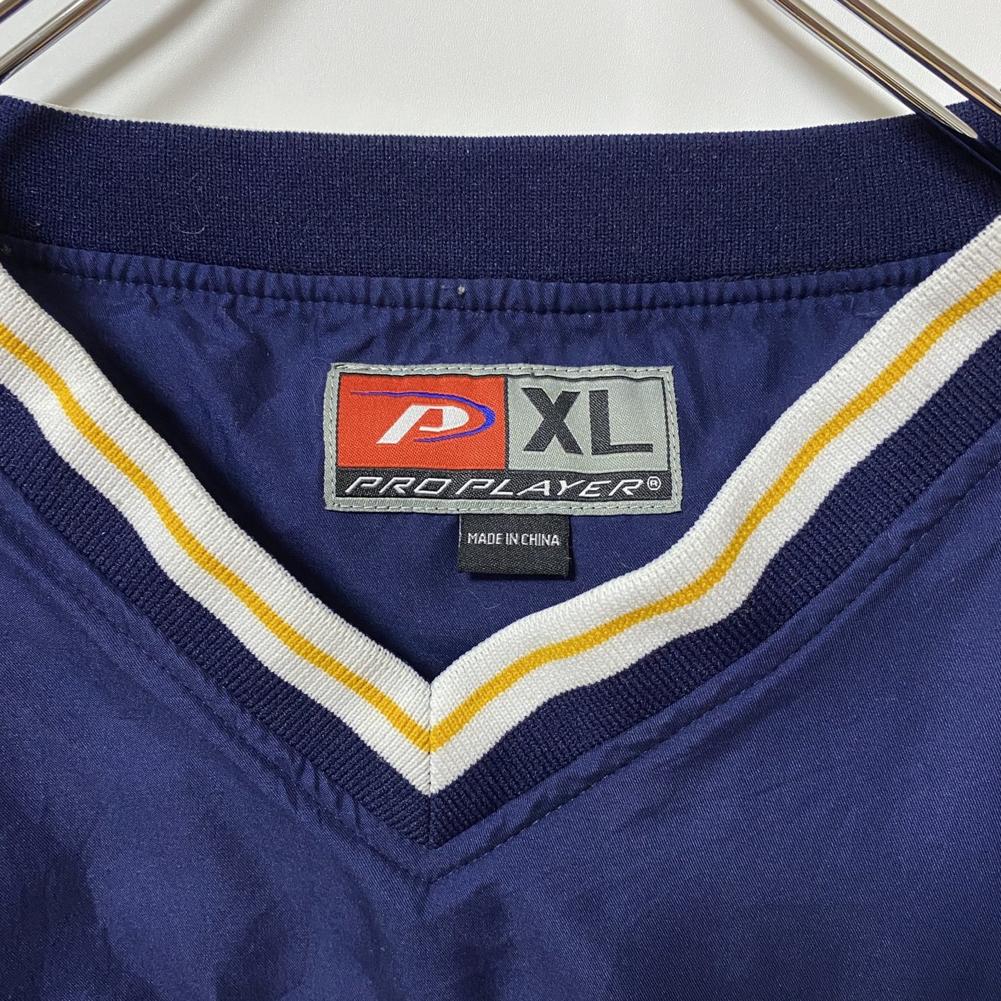 古着 used　PRO PLAYER　長袖ナイロンプルオーバージャケット　カレッジロゴ刺繍　MICHIGAN　ネイビー　XLサイズ