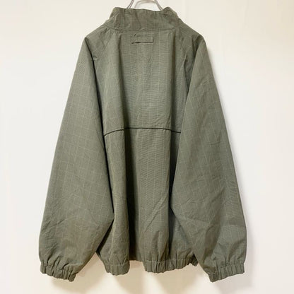 古着 used　IZOD アイゾッド　長袖ハーフジップナイロンプルオーバー　チェック柄　グレー　ワンポイント刺繡　Mサイズ