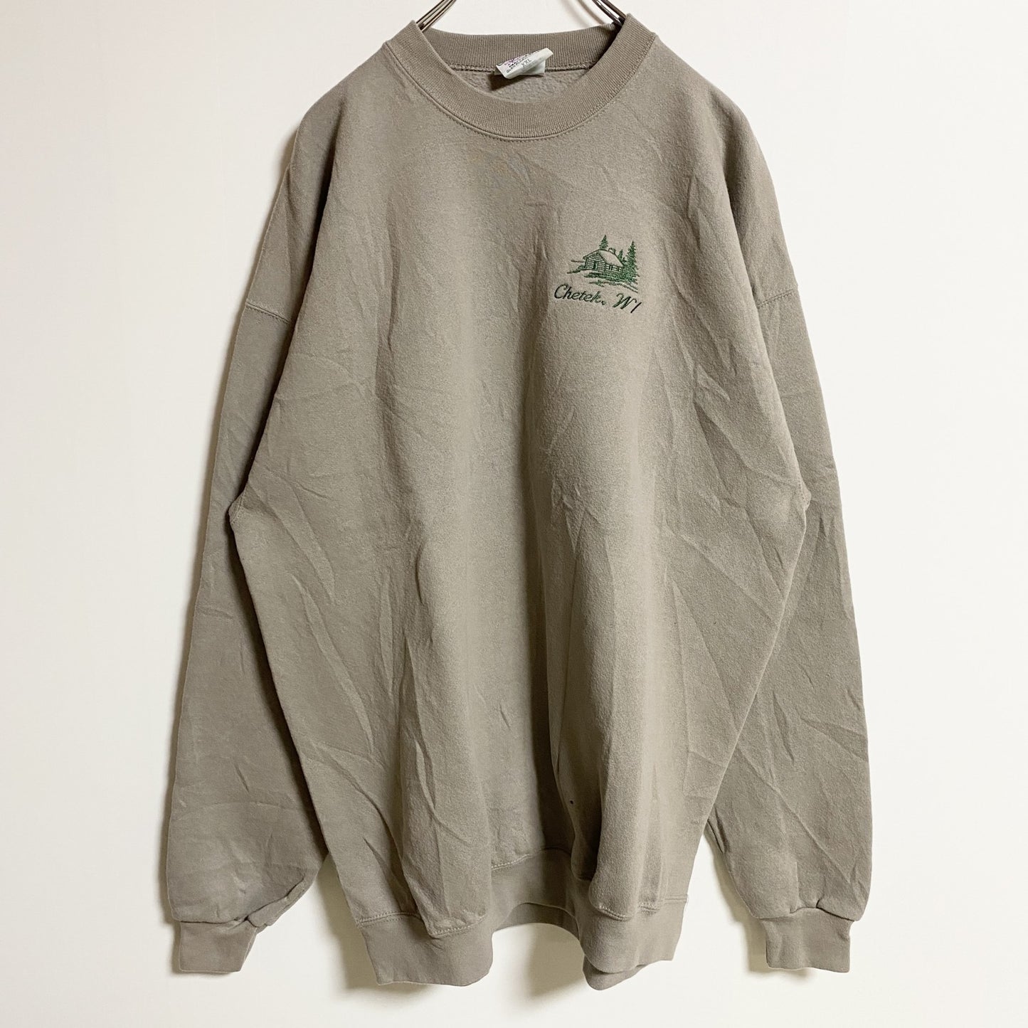 古着 used　長袖ワンポイント刺繍スウェット　トレーナー　ベージュ　オーバーサイズ　レトロデザイン　シンプル　2XL