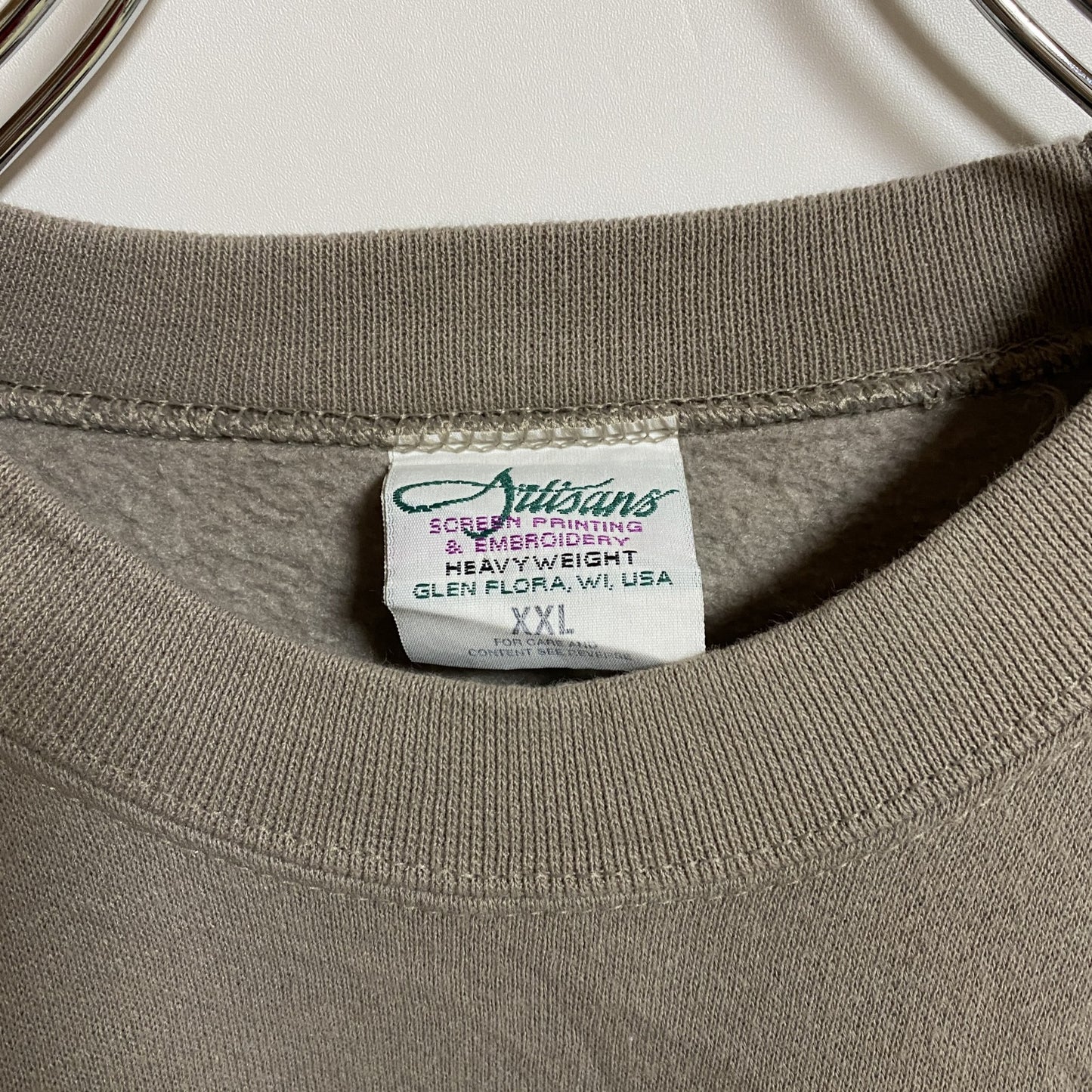 古着 used　長袖ワンポイント刺繍スウェット　トレーナー　ベージュ　オーバーサイズ　レトロデザイン　シンプル　2XL