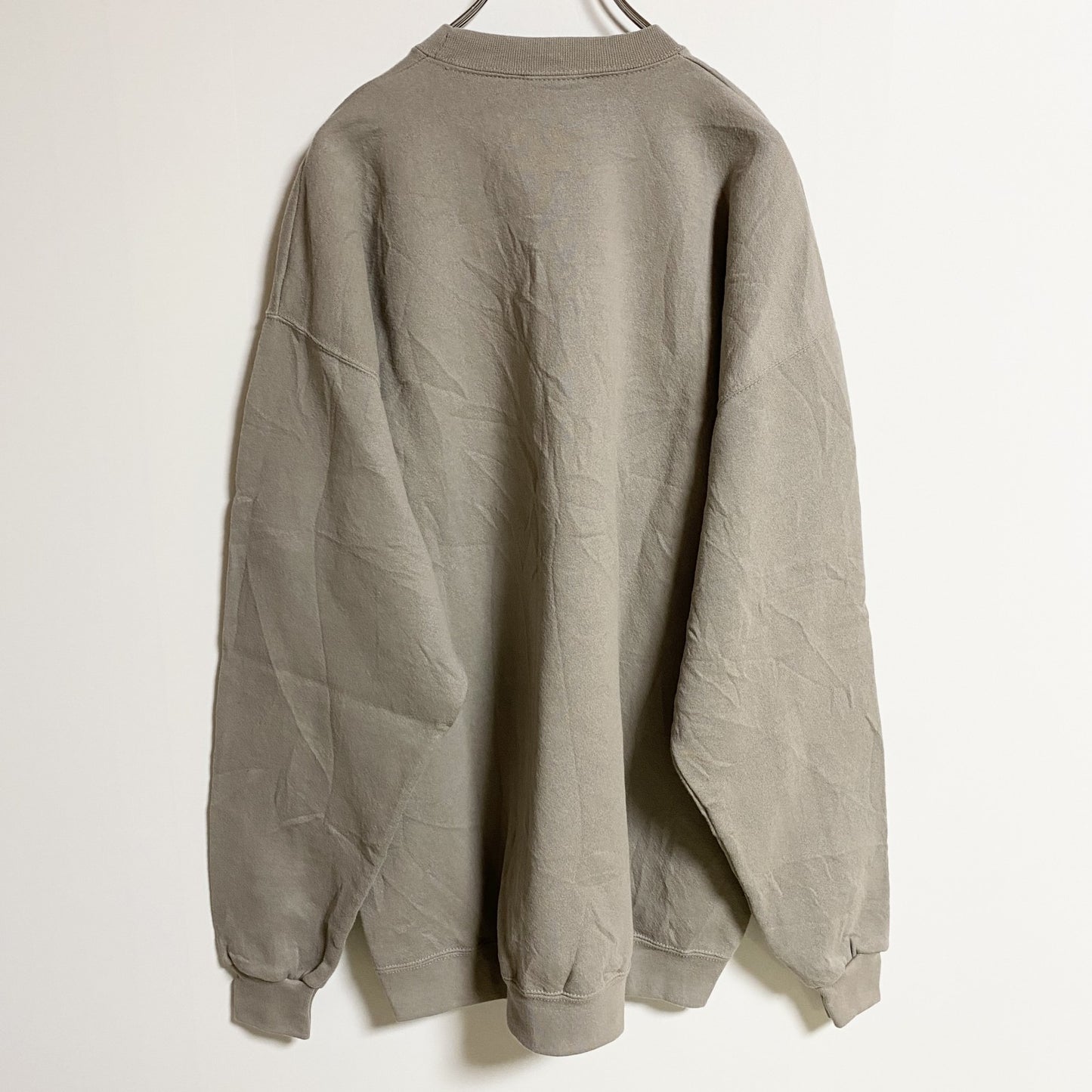 古着 used　長袖ワンポイント刺繍スウェット　トレーナー　ベージュ　オーバーサイズ　レトロデザイン　シンプル　2XL