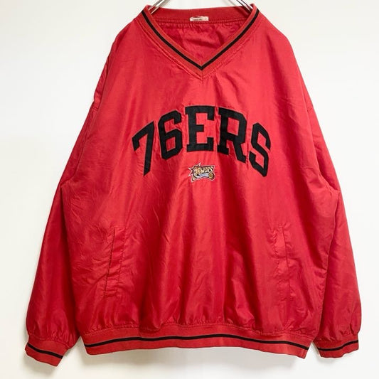 古着 used　長袖Vネックナイロンプルオーバージャケット　ワッペンロゴ刺繍　76ERS　バスケットボール　赤　レッド　秋冬服