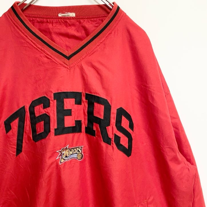 古着 used　長袖Vネックナイロンプルオーバージャケット　ワッペンロゴ刺繍　76ERS　バスケットボール　赤　レッド　秋冬服