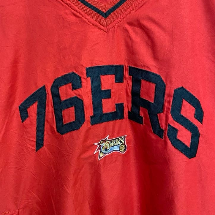 古着 used　長袖Vネックナイロンプルオーバージャケット　ワッペンロゴ刺繍　76ERS　バスケットボール　赤　レッド　秋冬服
