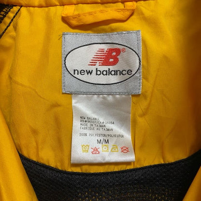 着 used　New Balance　ニューバランス　長袖ハイネックナイロンジャケット　ワンポイント刺繍　黒　黄色　Mサイズ