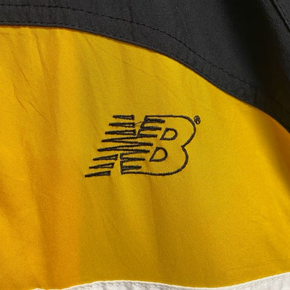 着 used　New Balance　ニューバランス　長袖ハイネックナイロンジャケット　ワンポイント刺繍　黒　黄色　Mサイズ