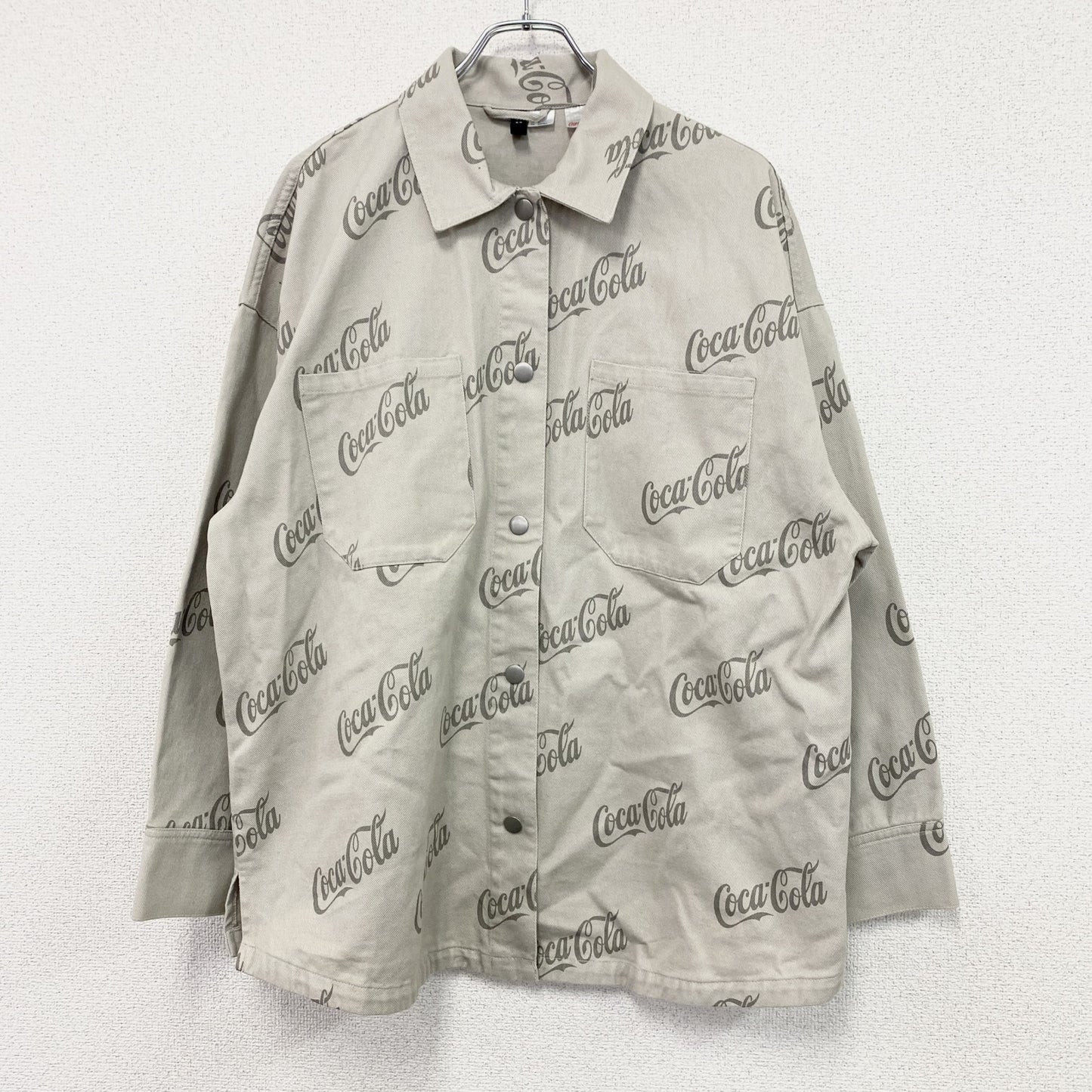 H&M　Coca Cola　コカ・コーラ　長袖ワークシャツ　ダブルポケット　総柄　ベージュ　Mサイズ