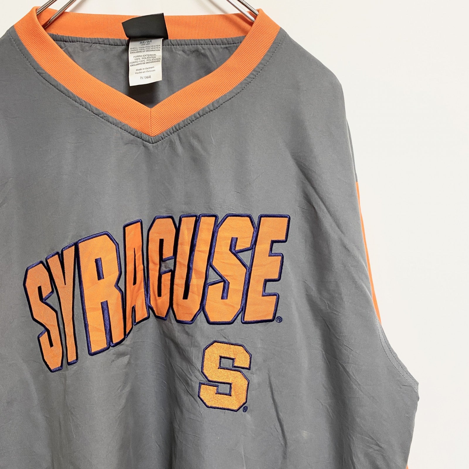 古着 used　KNIGHTS APPAREL　長袖Vネックカレッジナイロンプルオーバー　シラキュース大学　オレンジ　緑　Mサイズ