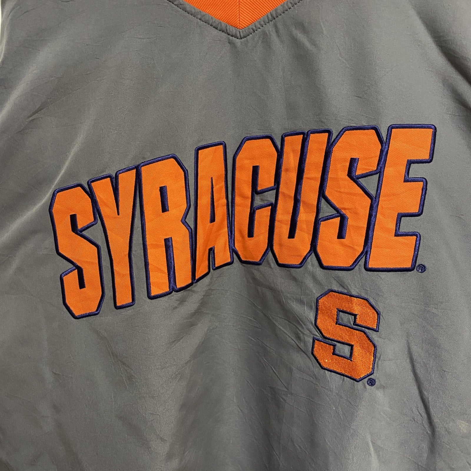 古着 used　KNIGHTS APPAREL　長袖Vネックカレッジナイロンプルオーバー　シラキュース大学　オレンジ　緑　Mサイズ