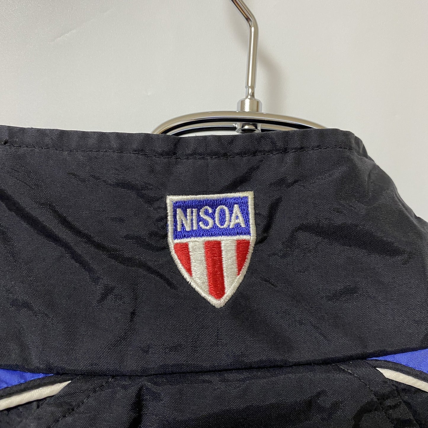 古着 used　NISOA　長袖デザインナイロンジャケット　ジップアップ　ワンポイントロゴ刺繍　ハイネック　黒　紫　Lサイズ