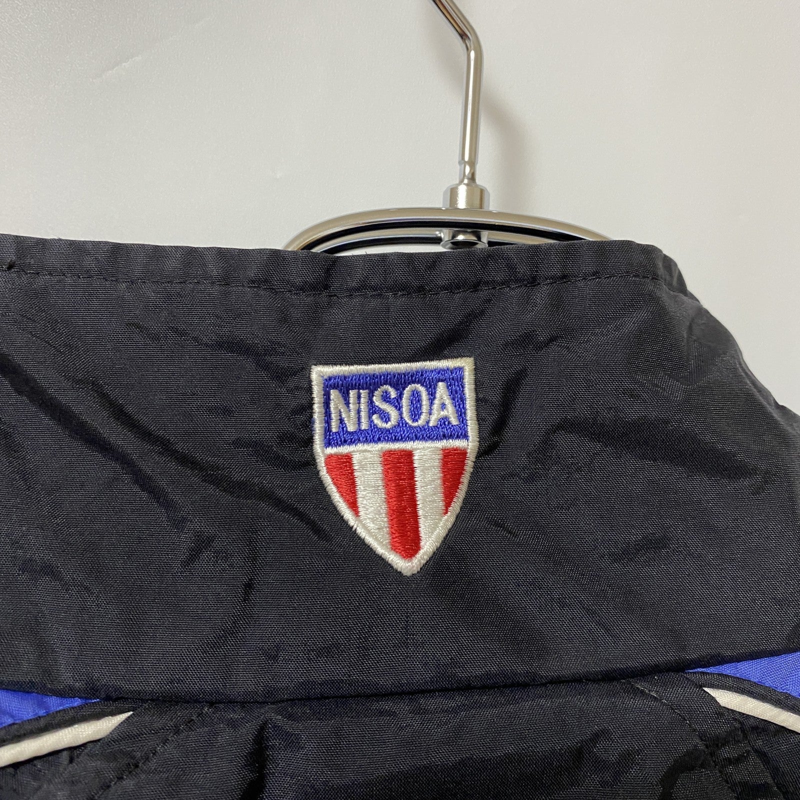 古着 used　NISOA　長袖デザインナイロンジャケット　ジップアップ　ワンポイントロゴ刺繍　ハイネック　黒　紫　Lサイズ