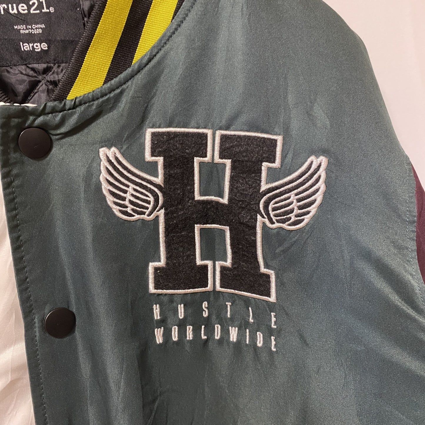 古着 used　HUSTLE WORDWIDE　長袖ナイロンスタジャン　刺繍　ワッペン　アウター　レトロデザイン　Lサイズ