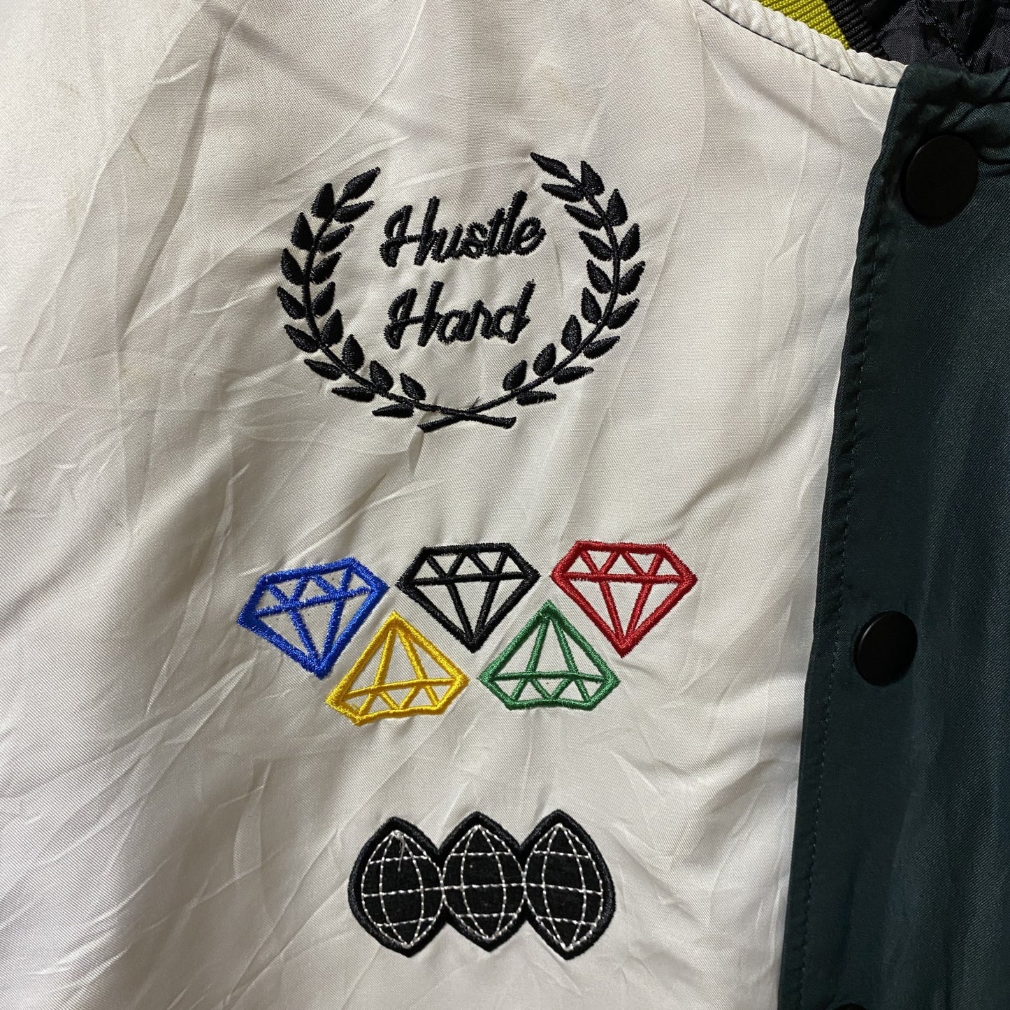 古着 used　HUSTLE WORDWIDE　長袖ナイロンスタジャン　刺繍　ワッペン　アウター　レトロデザイン　Lサイズ