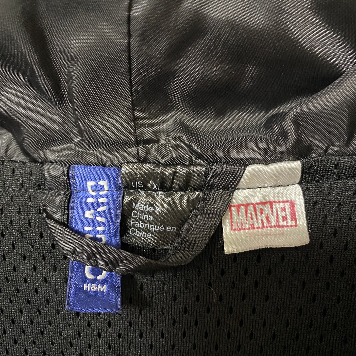 古着 used　MARVEL マーベル　長袖ナイロンジャケット　ロゴプリントパーカー　黒　ブラック　ビックシルエット　XLサイズ