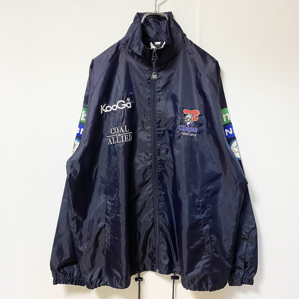 古着 used　NRL　ニューカッスルナイツ　長袖ナイロンジャケット　ロゴ刺繍アウター　バックデザイン　ネイビー　Mサイズ
