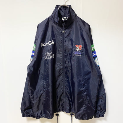 古着 used　NRL　ニューカッスルナイツ　長袖ナイロンジャケット　ロゴ刺繍アウター　バックデザイン　ネイビー　Mサイズ