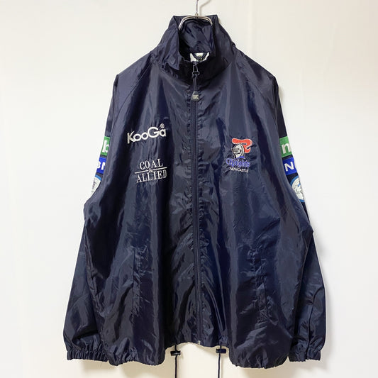 古着 used　NRL　ニューカッスルナイツ　長袖ナイロンジャケット　ロゴ刺繍アウター　バックデザイン　ネイビー　Mサイズ