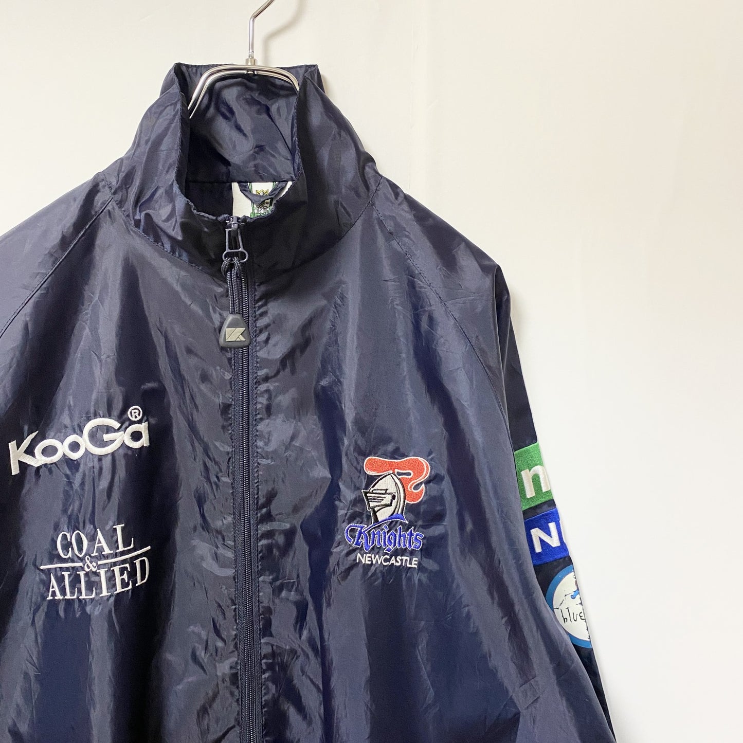 古着 used　NRL　ニューカッスルナイツ　長袖ナイロンジャケット　ロゴ刺繍アウター　バックデザイン　ネイビー　Mサイズ