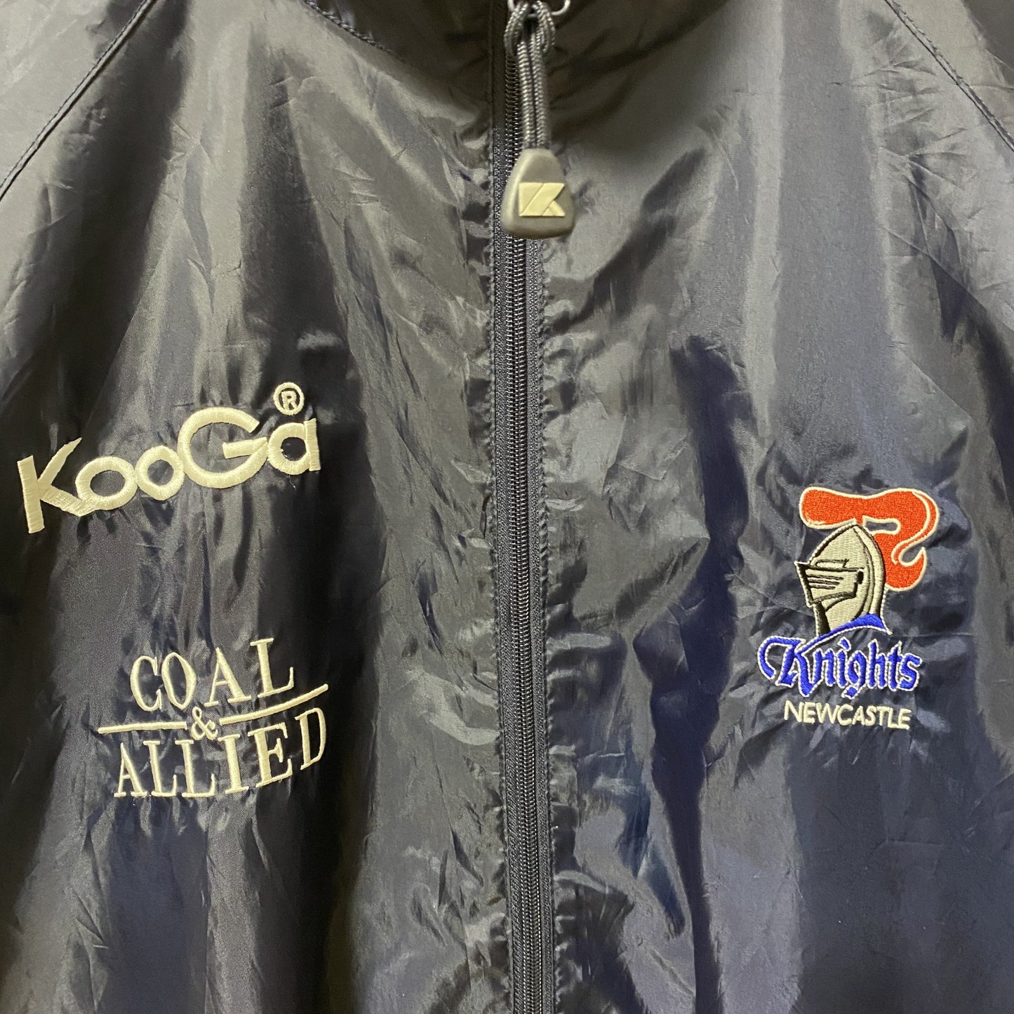 古着 used　NRL　ニューカッスルナイツ　長袖ナイロンジャケット　ロゴ刺繍アウター　バックデザイン　ネイビー　Mサイズ