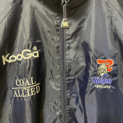 古着 used　NRL　ニューカッスルナイツ　長袖ナイロンジャケット　ロゴ刺繍アウター　バックデザイン　ネイビー　Mサイズ