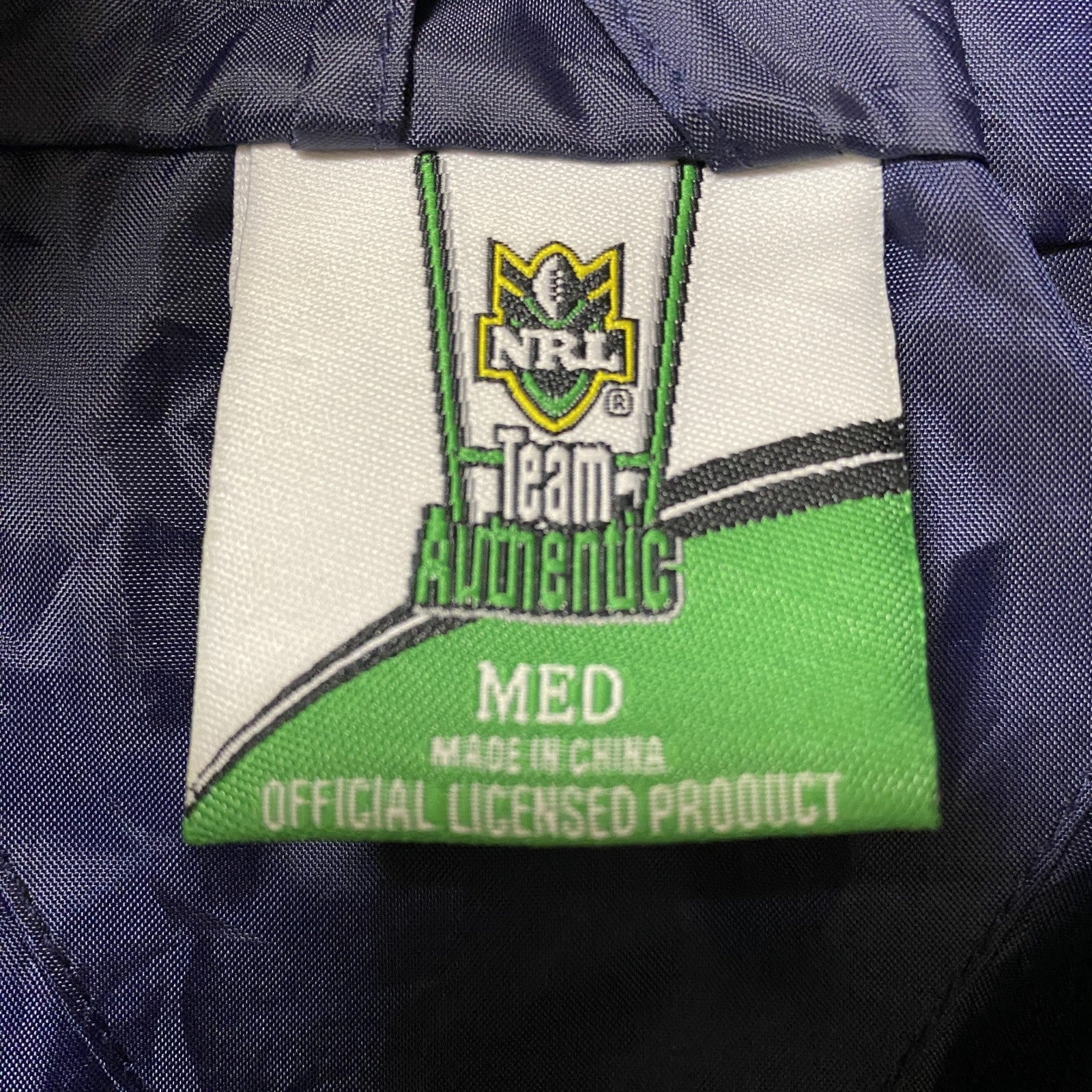 古着 used　NRL　ニューカッスルナイツ　長袖ナイロンジャケット　ロゴ刺繍アウター　バックデザイン　ネイビー　Mサイズ