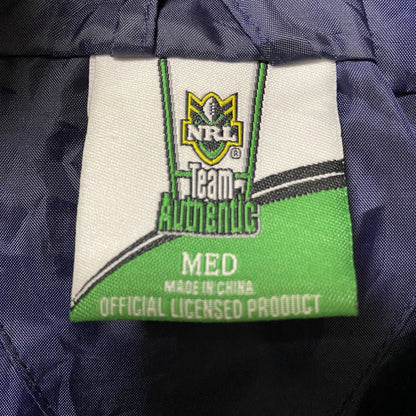 古着 used　NRL　ニューカッスルナイツ　長袖ナイロンジャケット　ロゴ刺繍アウター　バックデザイン　ネイビー　Mサイズ