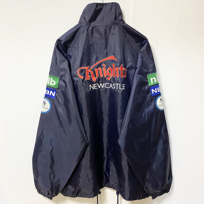 古着 used　NRL　ニューカッスルナイツ　長袖ナイロンジャケット　ロゴ刺繍アウター　バックデザイン　ネイビー　Mサイズ