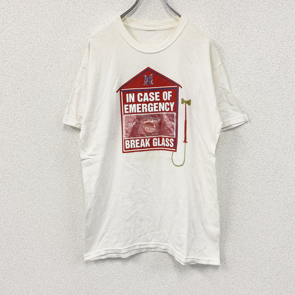半袖プリントTシャツ　IN CASE OF EMERGENCY BREAK GLASS　避妊具　白　ホワイト