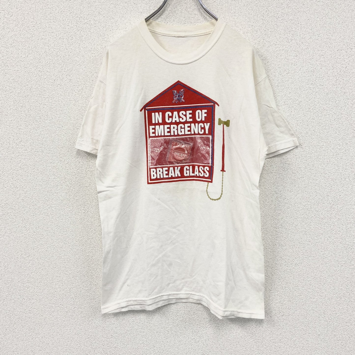 半袖プリントTシャツ　IN CASE OF EMERGENCY BREAK GLASS　避妊具　白　ホワイト