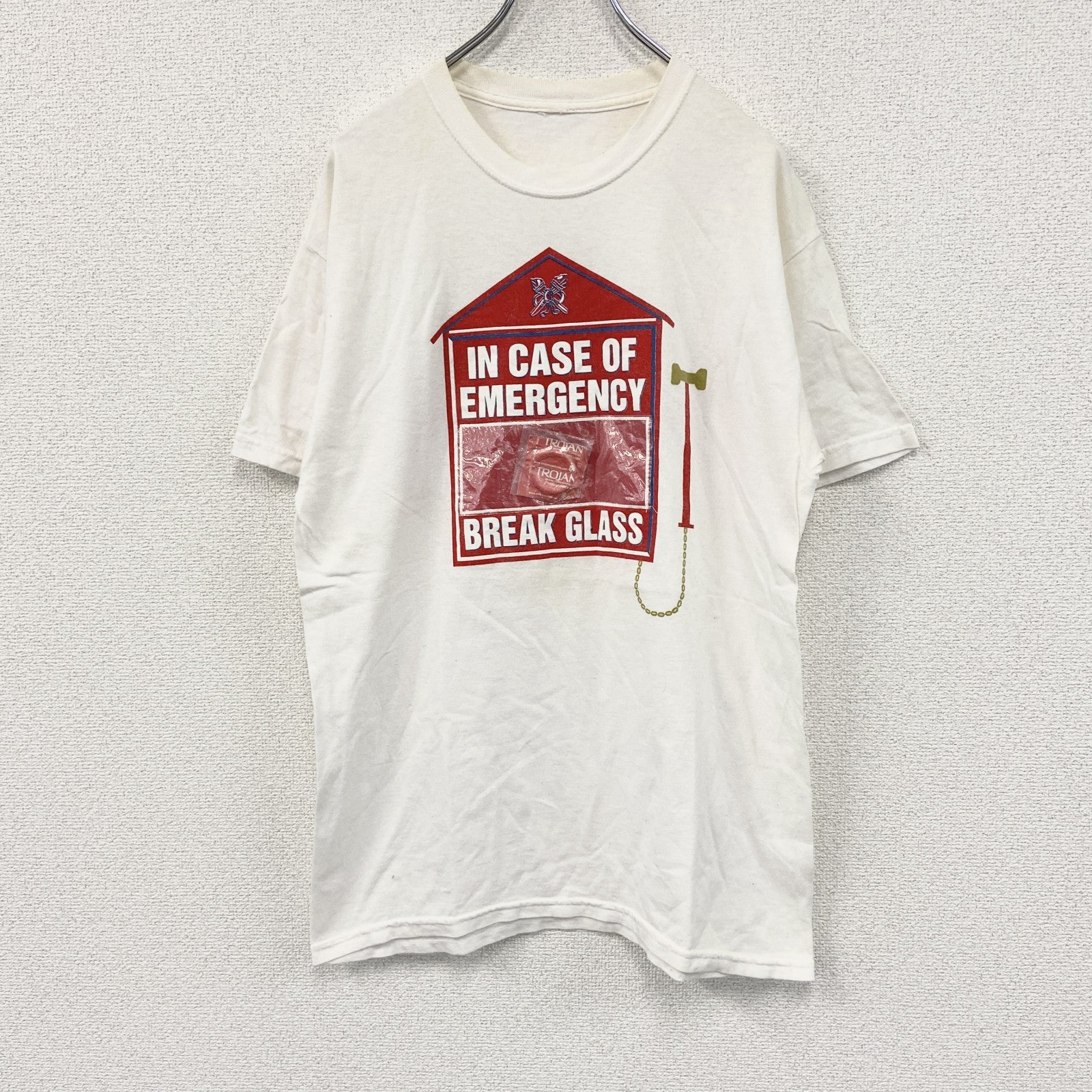 半袖プリントTシャツ　IN CASE OF EMERGENCY BREAK GLASS　避妊具　白　ホワイト