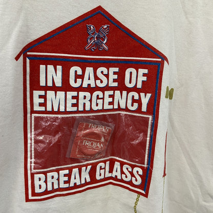 半袖プリントTシャツ　IN CASE OF EMERGENCY BREAK GLASS　避妊具　白　ホワイト