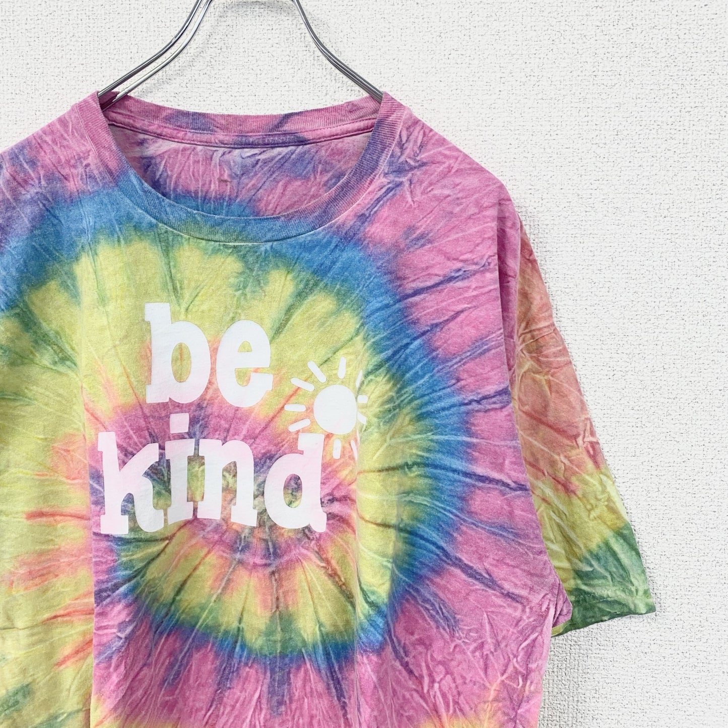 古着 used　半袖タイダイ柄プリントTシャツ　be kind　カラフル　レトロデザイン　クルーネック　ピンク　黄色　青　総柄