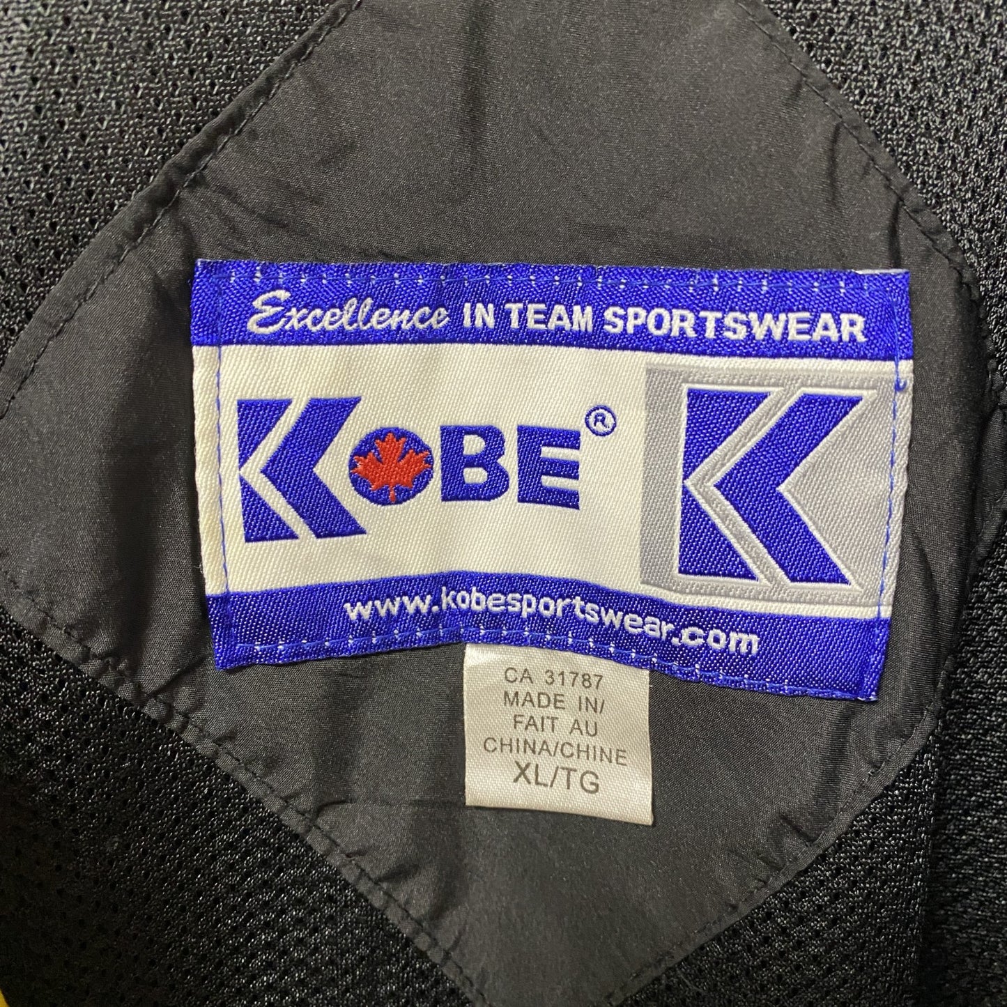 古着 used　KOBE　長袖ナイロンジャケット　ワンポイント刺繍　ハイネック　黒　ブラック　ビックシルエット　XLサイズ