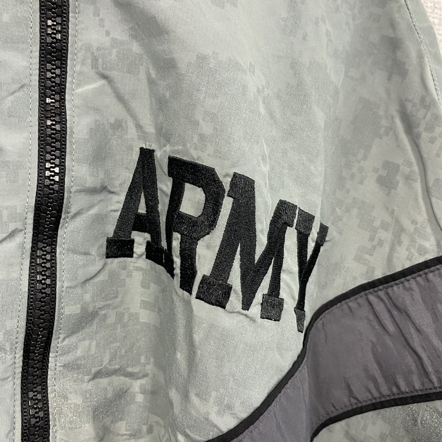 米軍　U.S．ARMY　トレーニングジャケット　ナイロンジャケット　デジタルカモ　灰色　グレー　Mサイズ