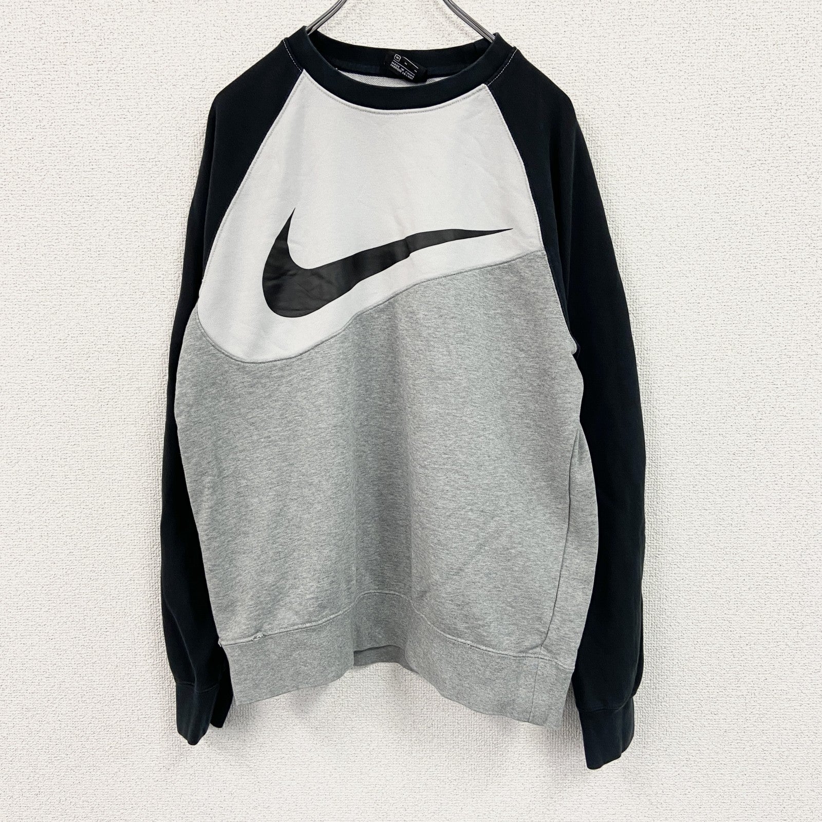 NIKE　ナイキ　スウェット/トレーナー　スウッシュロゴ　トライカラー　黒　白　グレー　Mサイズ