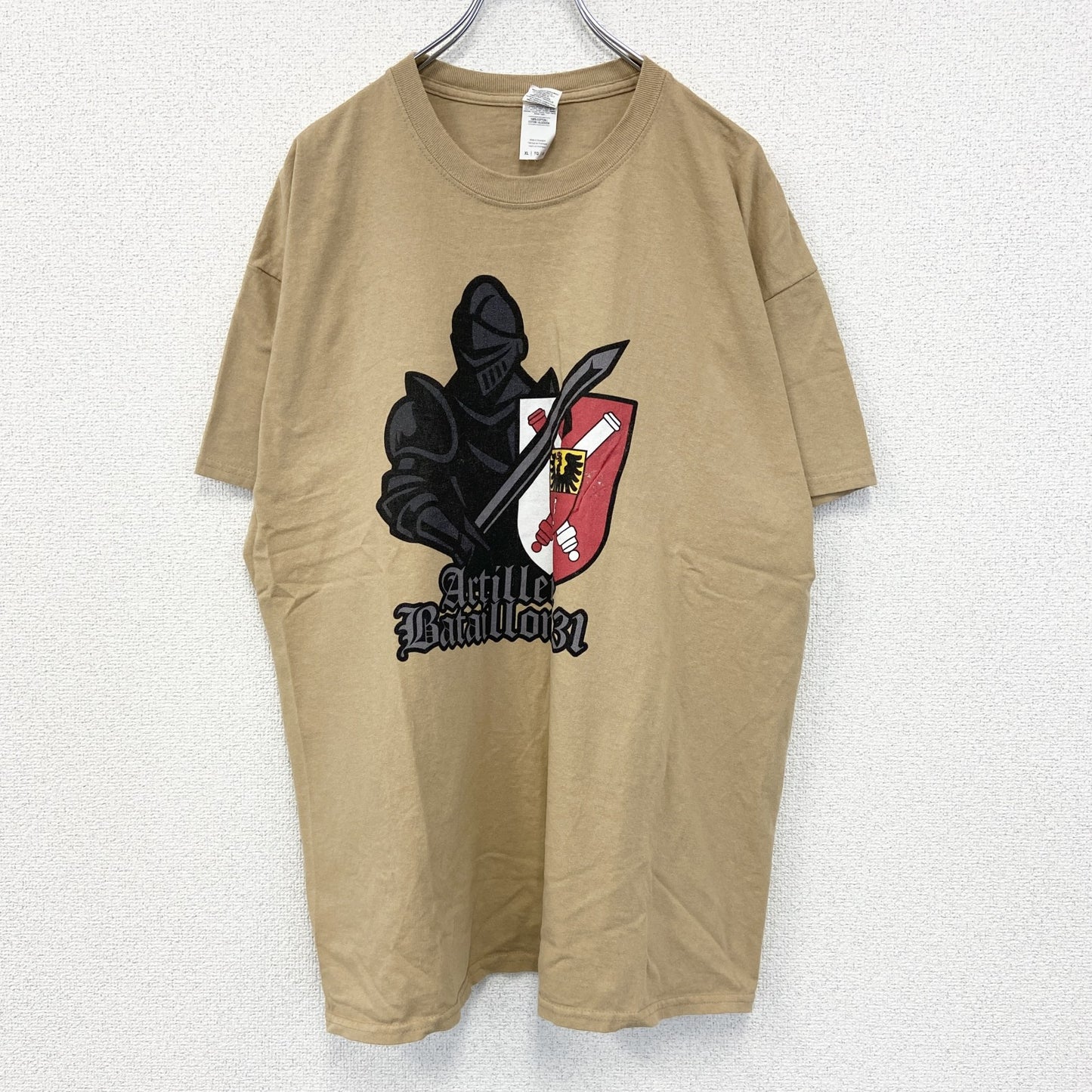 GILDAN　ギルダン　半袖プリントTシャツ　ブラックレター　鎧　騎士道　英字プリント　両面プリント　ベージュ　XLサイズ