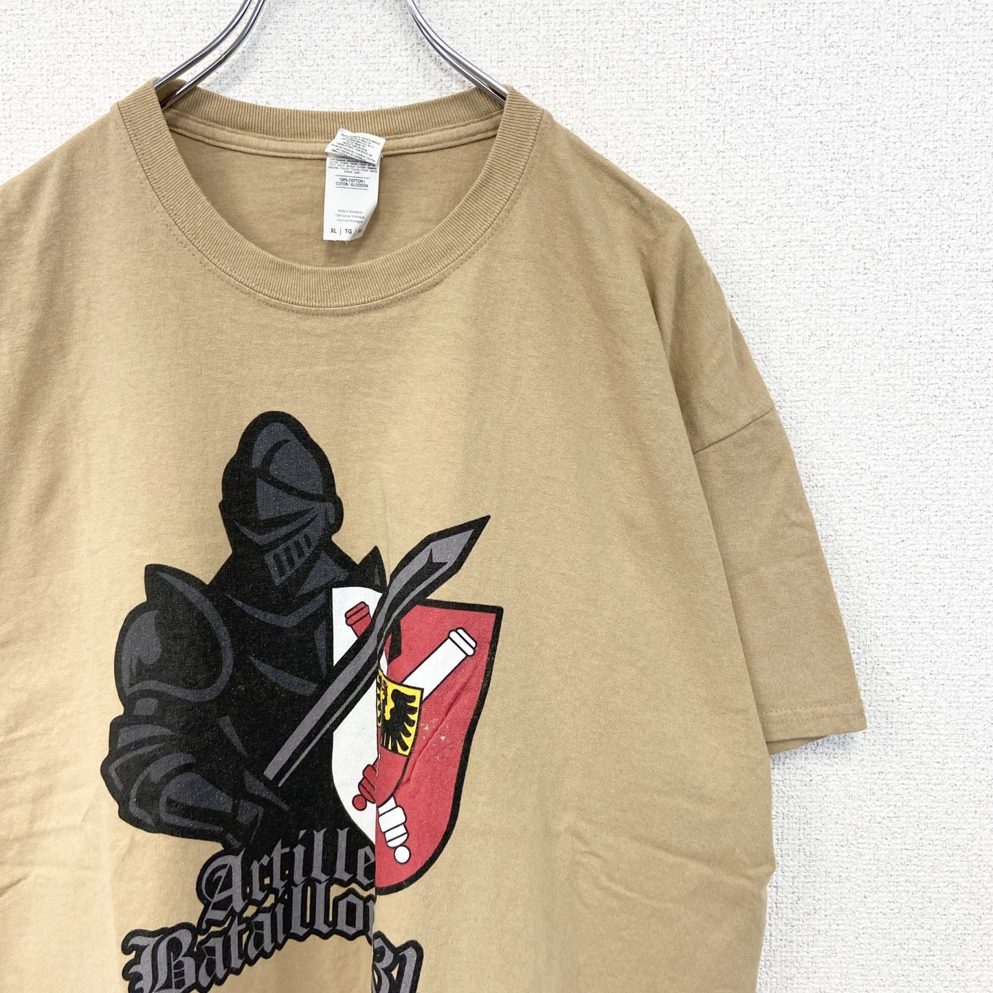 GILDAN　ギルダン　半袖プリントTシャツ　ブラックレター　鎧　騎士道　英字プリント　両面プリント　ベージュ　XLサイズ