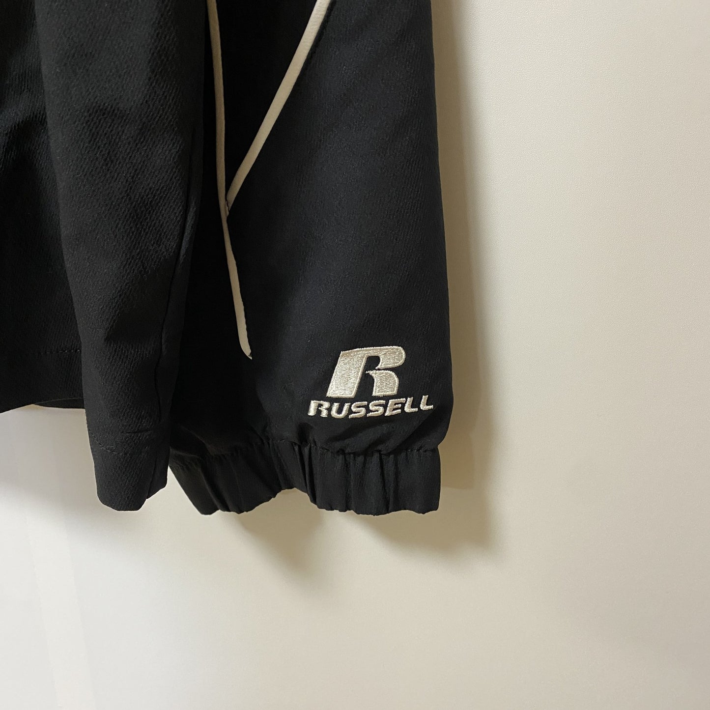 古着 used　RUSSELL ATHLETIC ラッセルアスレティック　長袖ナイロンジャケット　黒　白ライン　レトロ　Ｌサイズ