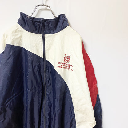 古着 used　Unique Sales　USA製　長袖ナイロンジャケット　ワンポイント刺繍　アリゾナ大学　ハイネック　赤　白