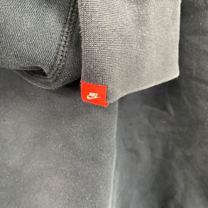 NIKE　ナイキ　スウェット/トレーナー　刺繡ロゴ　黒　ブラック　Mサイズ