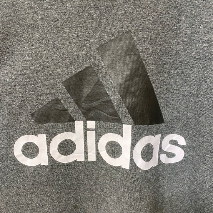 adidas　アディダス　スウェット/トレーナー　パフォーマンスロゴ　デカロゴ　クルーネック　灰色　ダークグレー　Sサイズ