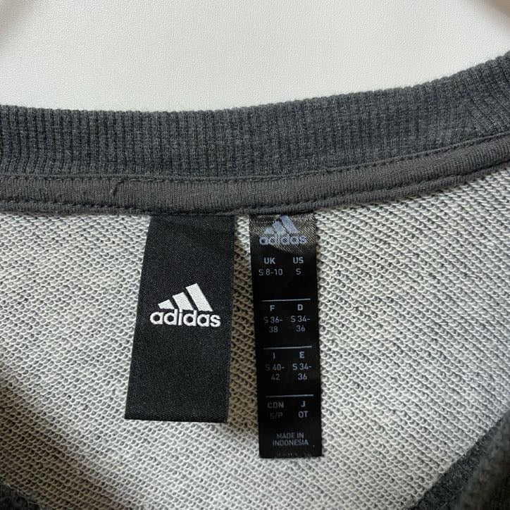 adidas　アディダス　スウェット/トレーナー　パフォーマンスロゴ　デカロゴ　クルーネック　灰色　ダークグレー　Sサイズ