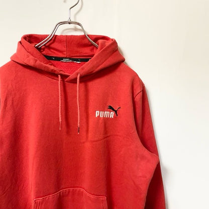 古着 used　puma プーマ　長袖ワンポイントロゴ刺繍パーカー　フード付きスウェット　赤　レッド　秋冬服　シンプルデザイン