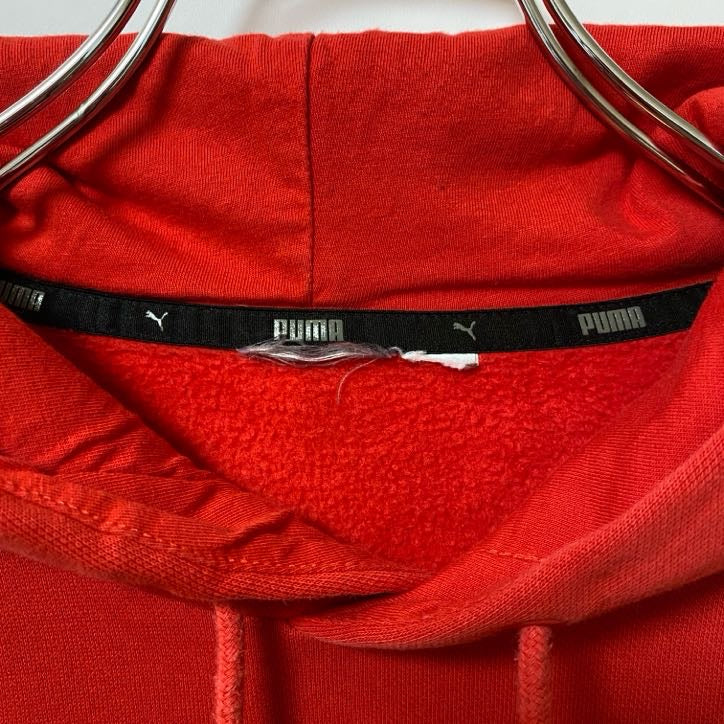 古着 used　puma プーマ　長袖ワンポイントロゴ刺繍パーカー　フード付きスウェット　赤　レッド　秋冬服　シンプルデザイン