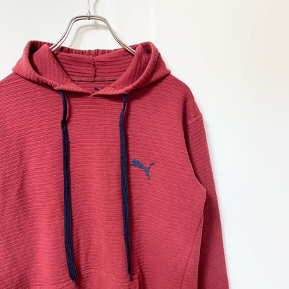 古着 used　puma プーマ　長袖ワンポイントロゴ刺繍　フード付きスウェット　赤　レッド　ワインレッド　秋冬服